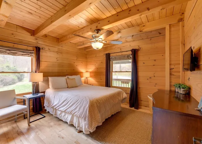 Creekside Bryson City Cabin With Private Hot Tub