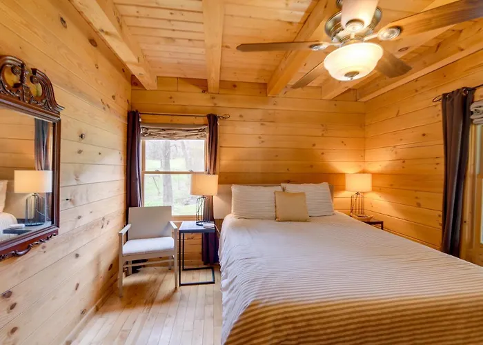 Creekside Bryson City Cabin With Private Hot Tub